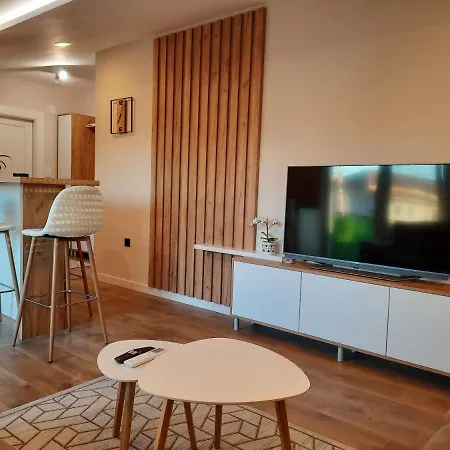 Dream Home, Free Garage Daire Ni