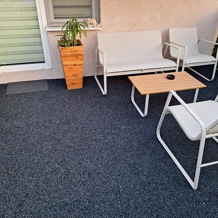 Dream Home, Free Garage Daire Ni